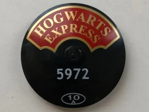 Black Dish 4 x 4 Inverted (Radar) with Solid Stud with Gold 'HOGWARTS EXPRESS' on Red Background, Sm