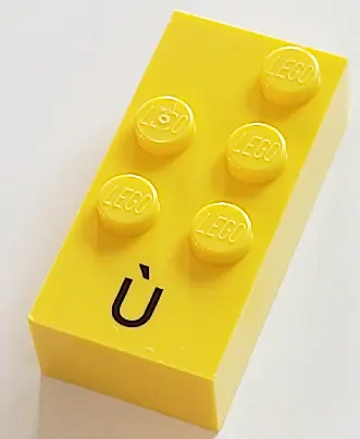 Yellow Brick, Braille 2 x 4 with 5 Studs with Black Capital Letter U with Grave (Ù) Pattern (dots-23