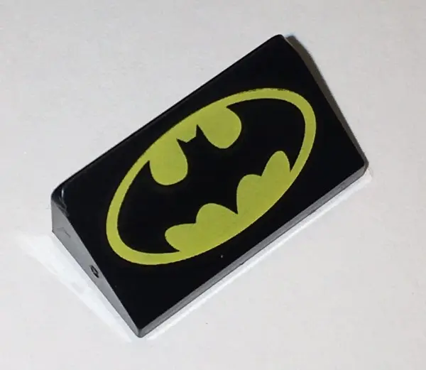 Black Slope 30 1 x 2 x 2/3 with Yellow Batman Logo Pattern (Head Facing Tall End of Slope)