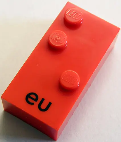 Red Brick, Braille 2 x 4 with 3 Studs with Black Lowercase Letters eu Pattern (dots-126 ⠣) (German)